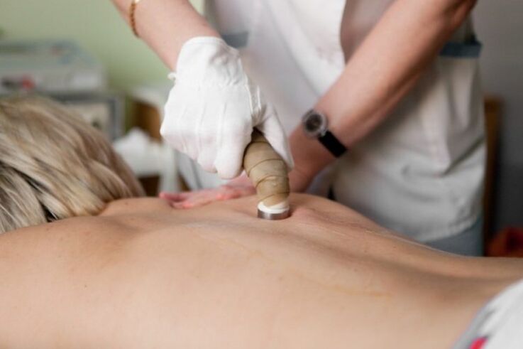 Usoro ọgwụgwọ physiotherapeutic maka ọgwụgwọ thoracic osteochondrosis, nke onye dọkịta na-ahụ maka ya nyere iwu.